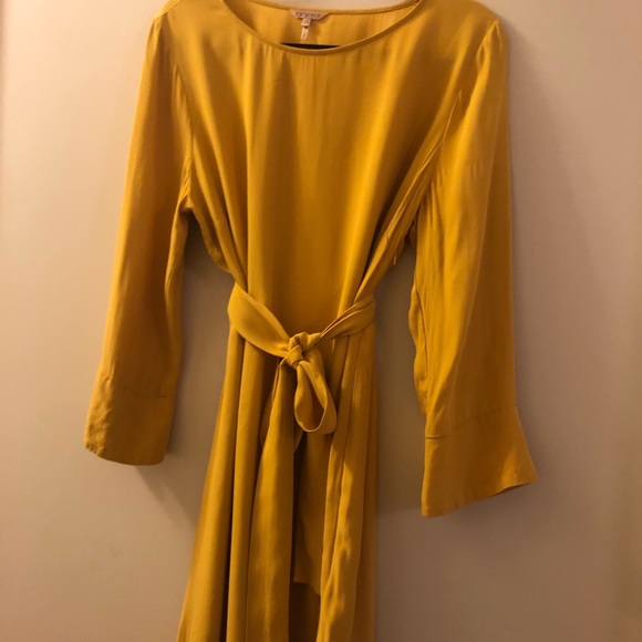 Gorgeous yellow shift dress with tie - Picture 2 of 3